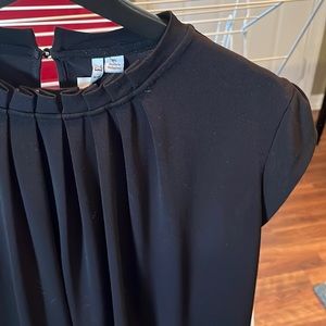 Black sleeveless swing top with petal sleeves — sz XL — Elle